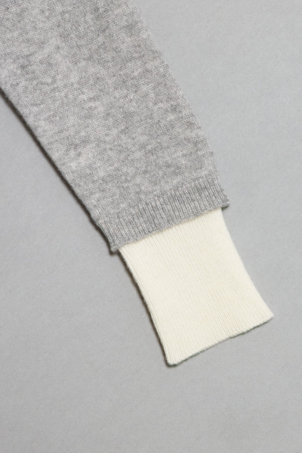 タートルネックバイカラーカシミヤニット