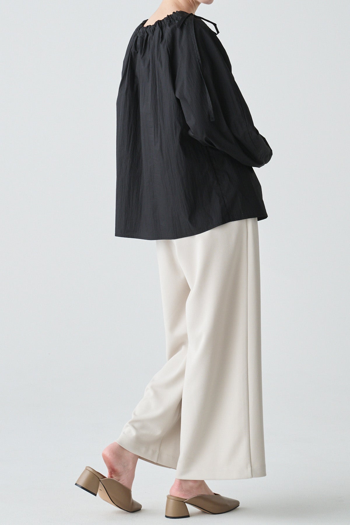 ネックギャザーデザインブラウス