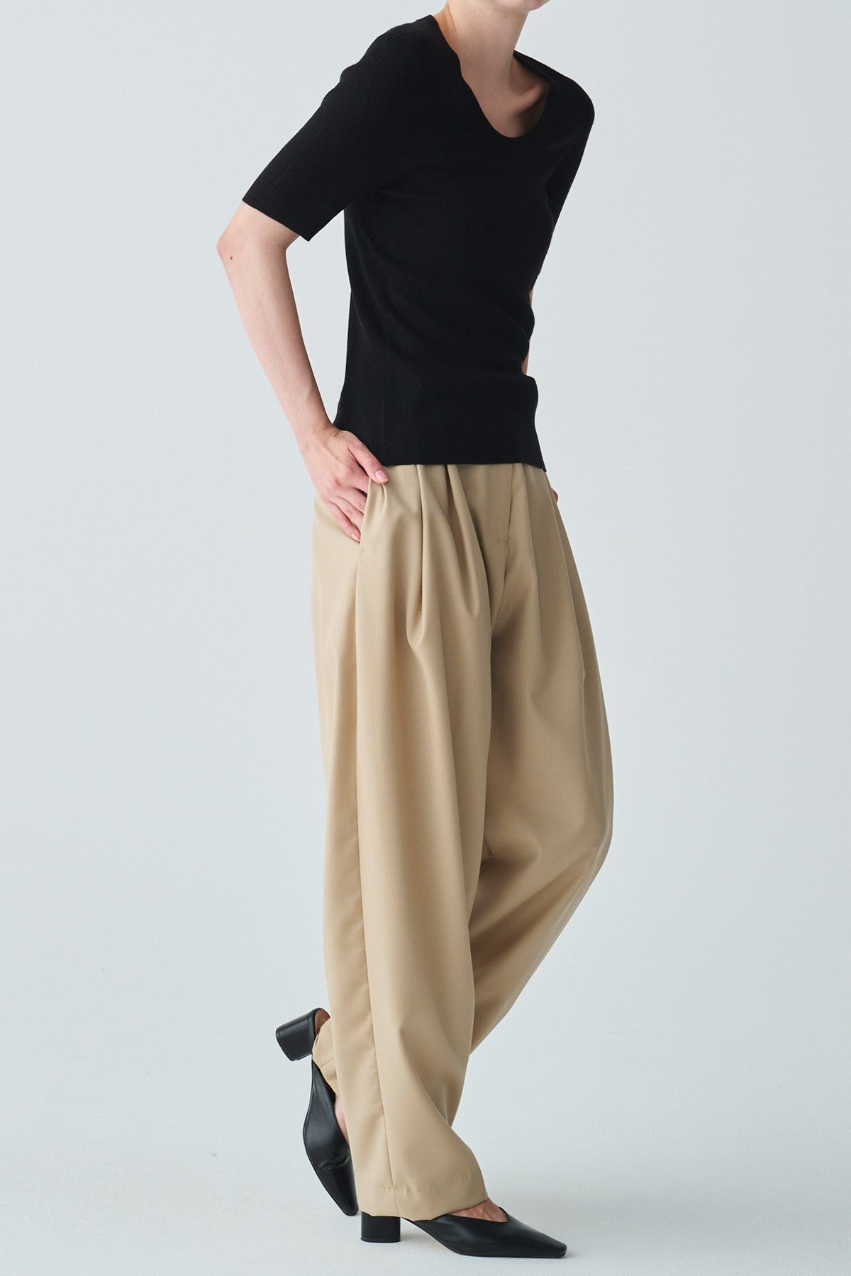 ishi ツータックワイドパンツ