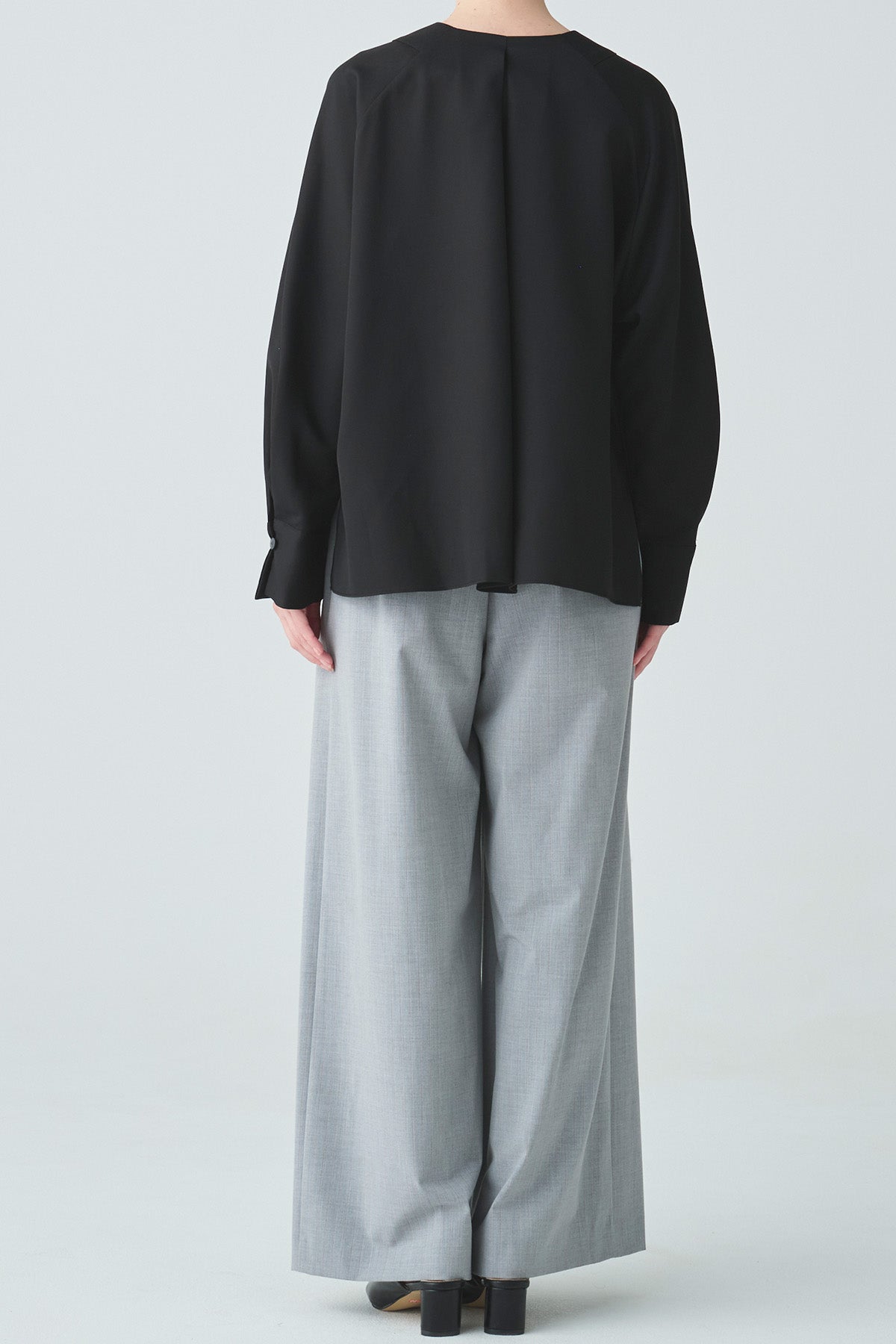 スキッパーバックタックブラウス