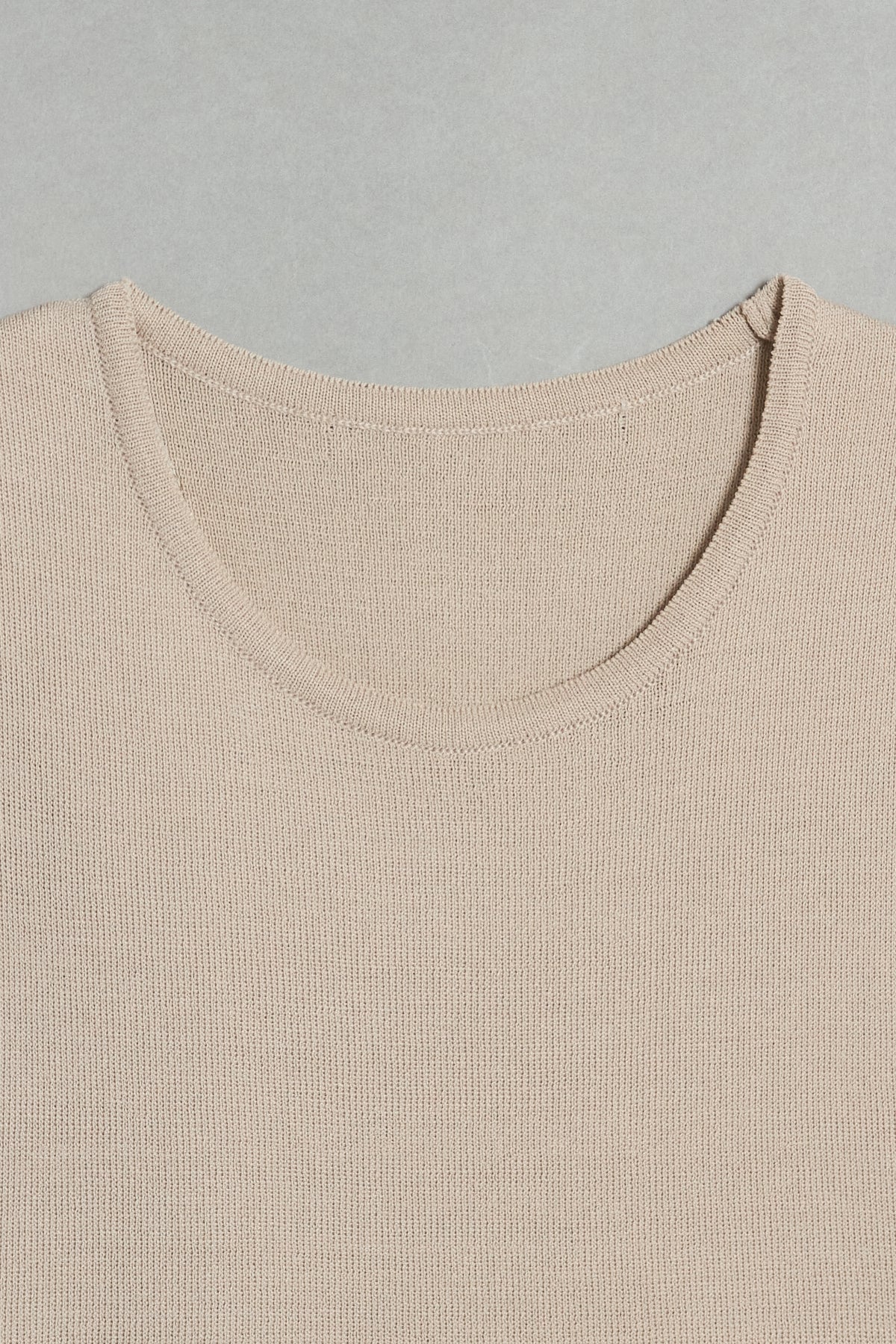 ishi クルーネックスリーブレスニット