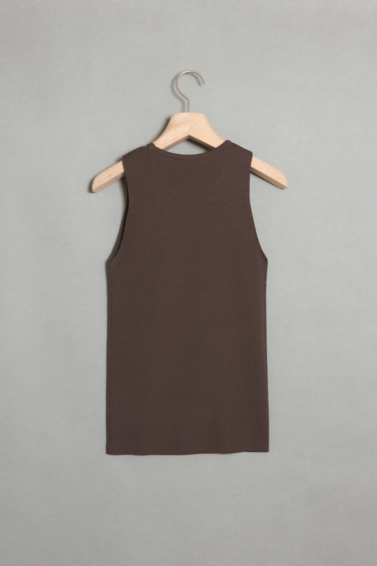 ishi クルーネックスリーブレスニット