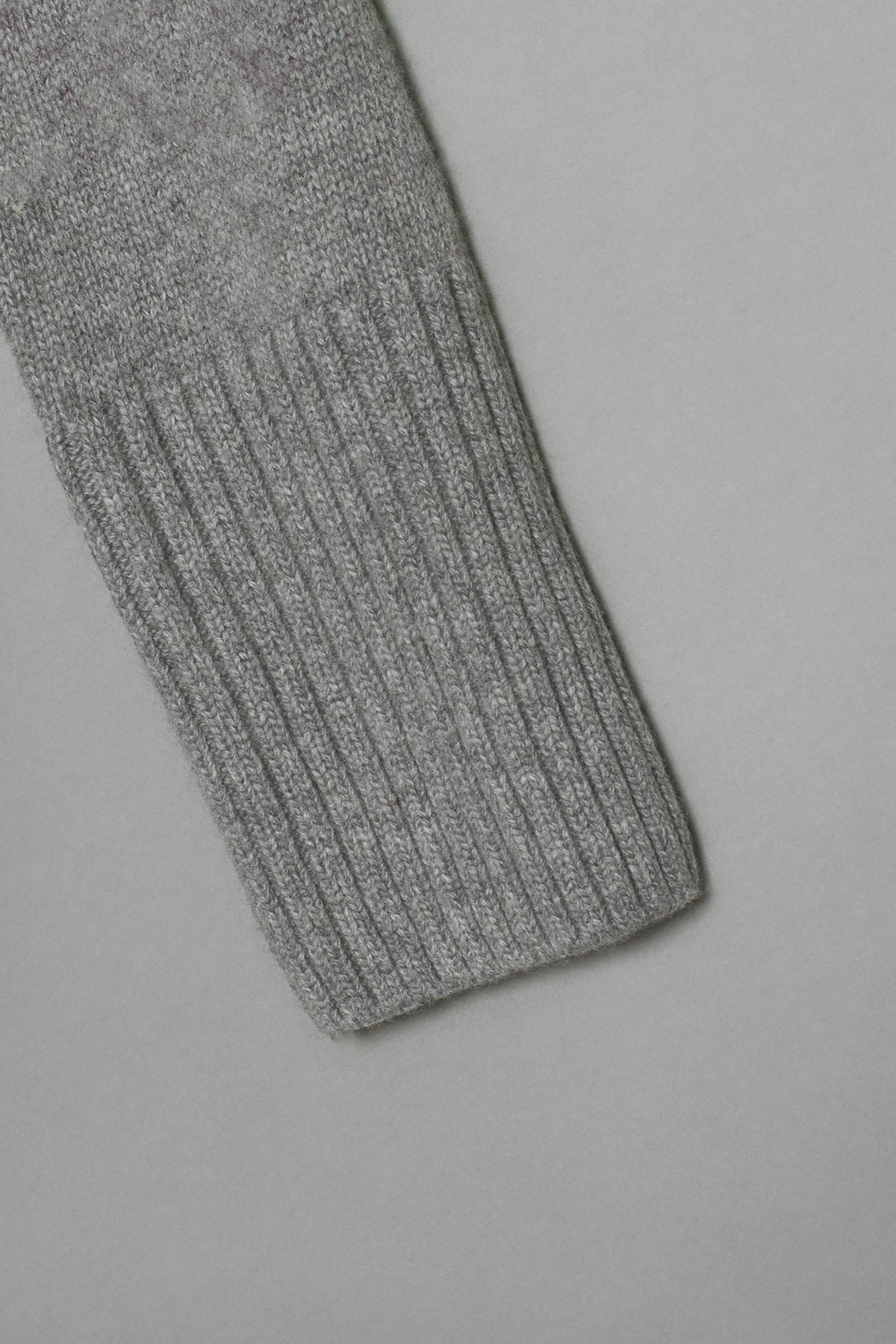 ishi ハイネックバックスリットニット