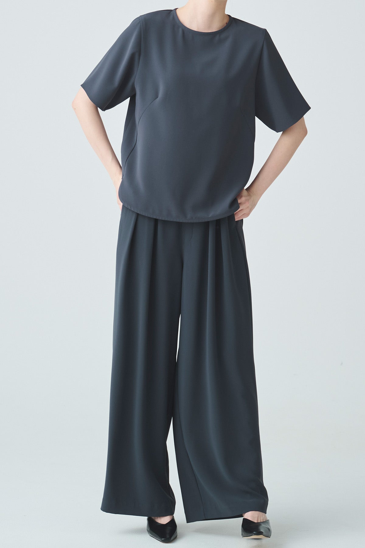 タック入りワイドパンツ