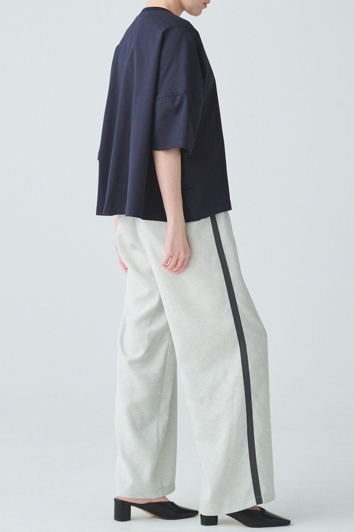 サイドラインアクセントセミワイドパンツ