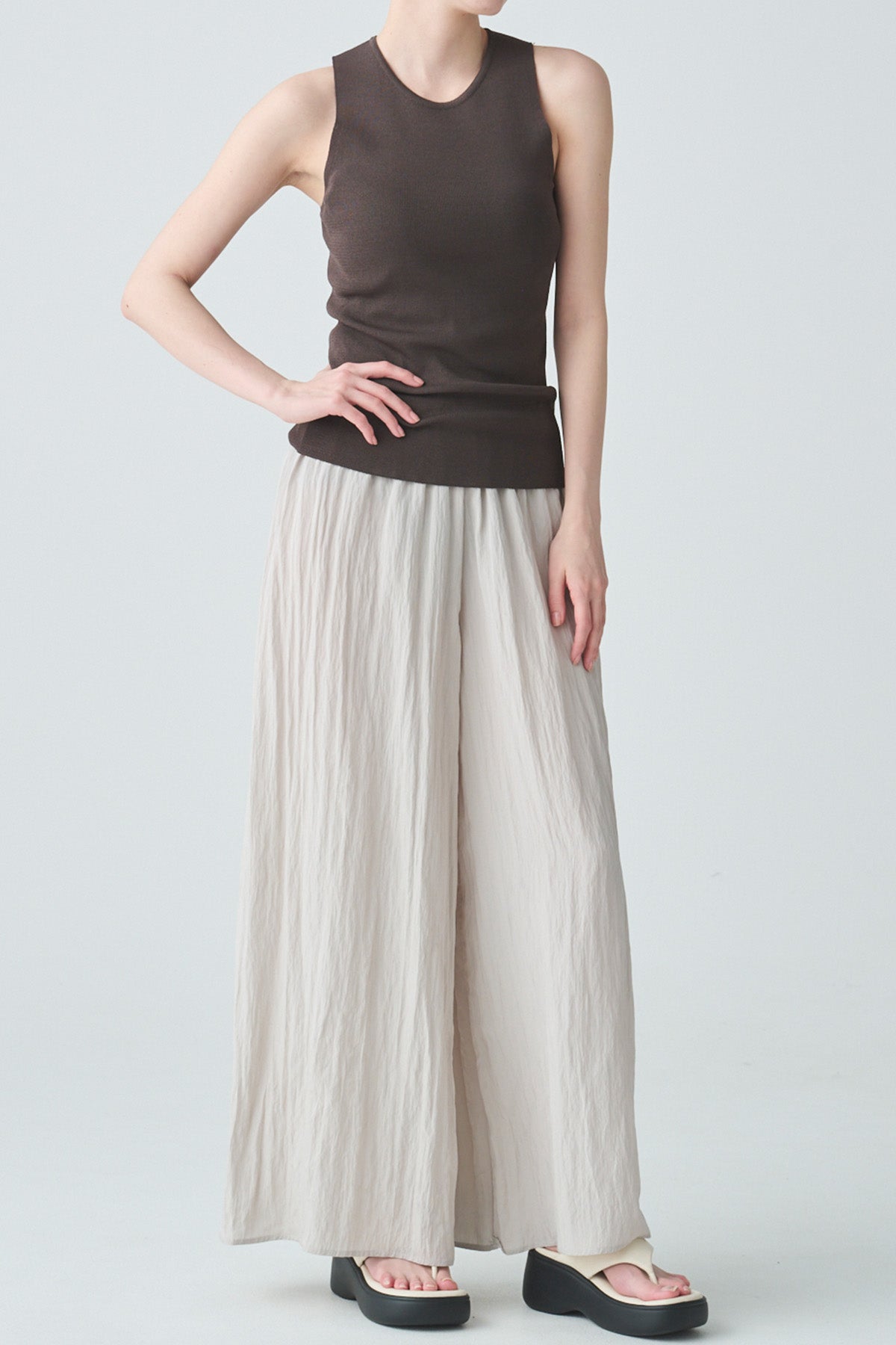 ishi クルーネックスリーブレスニット