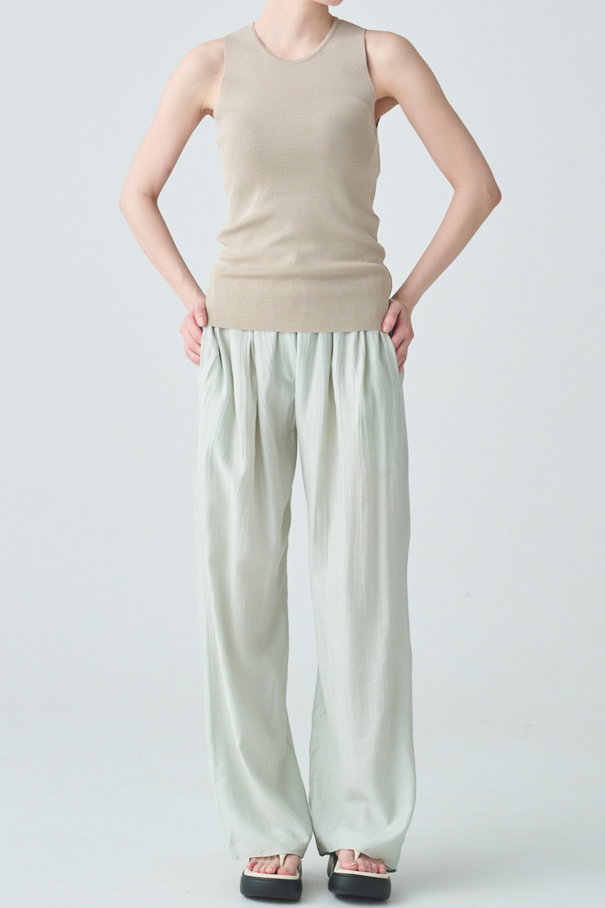 ishi クルーネックスリーブレスニット