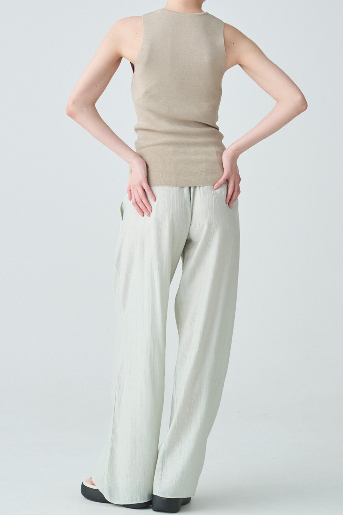 ishi クルーネックスリーブレスニット