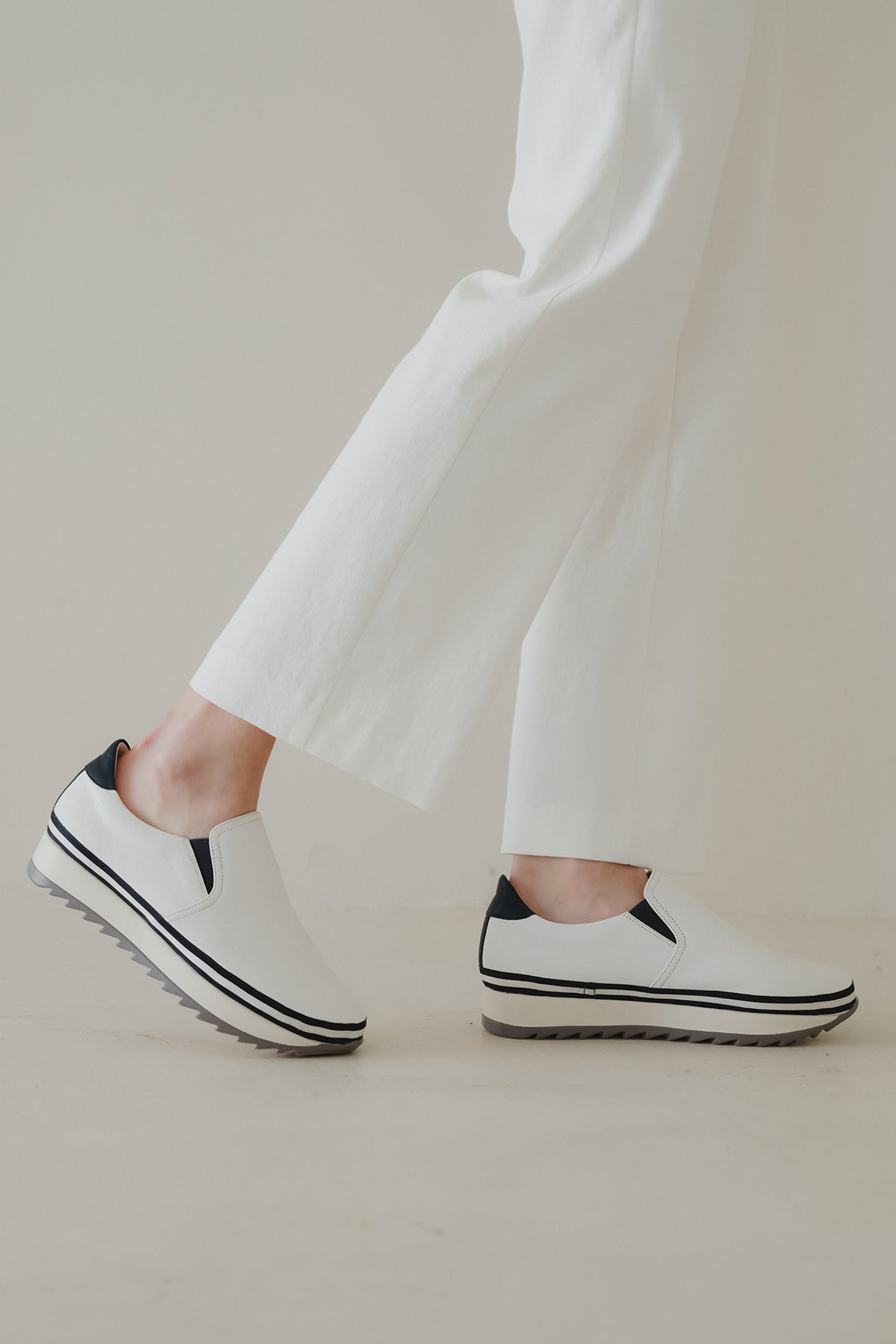 シェルタリングセンタープレスセミフレアパンツ