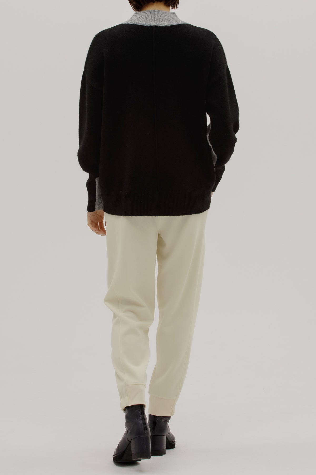 モックネックバイカラーカシミヤ混ニット