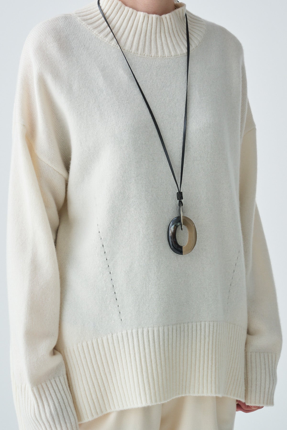 ハイネックスリットカラーウールニット