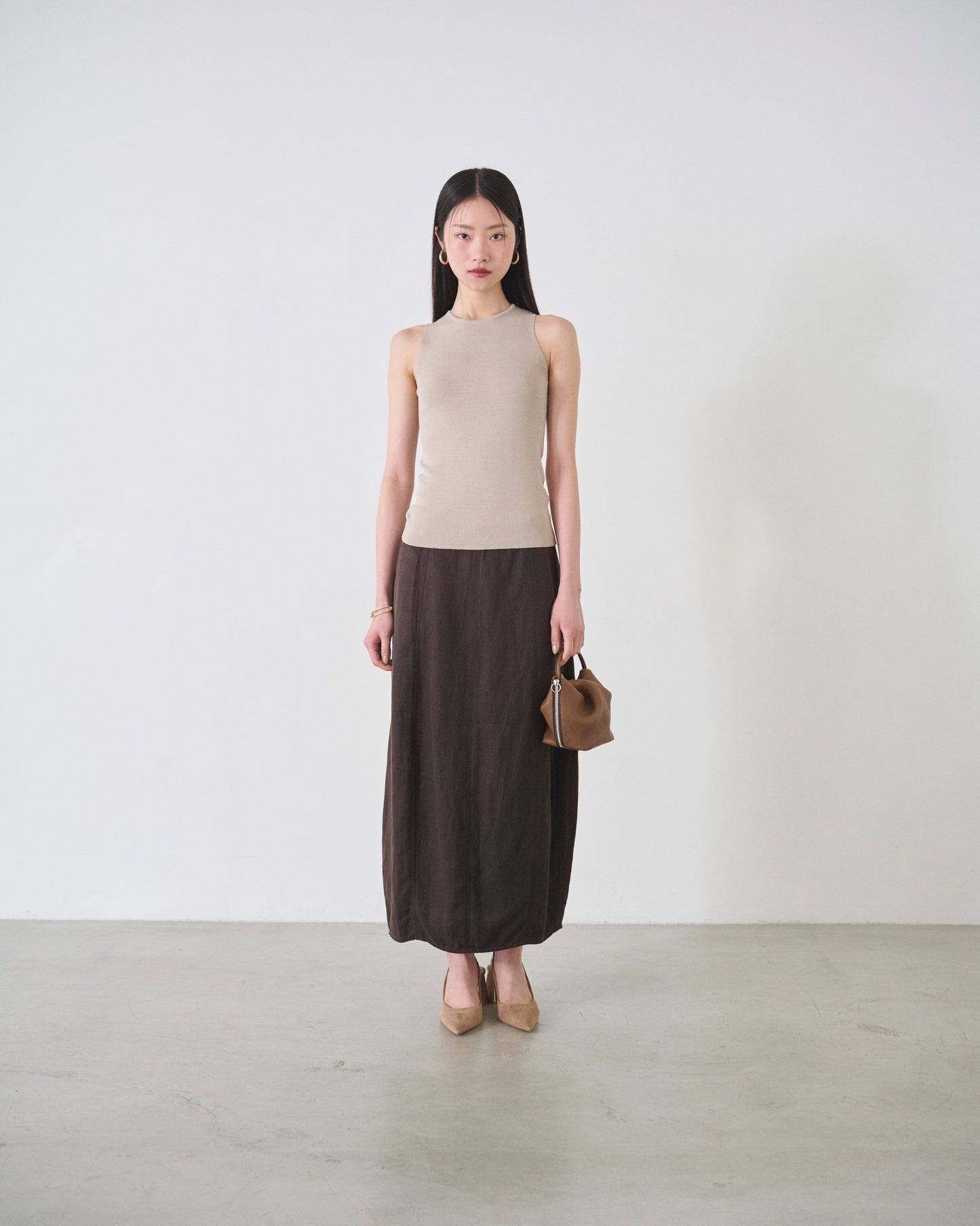 ishi クルーネックスリーブレスニット