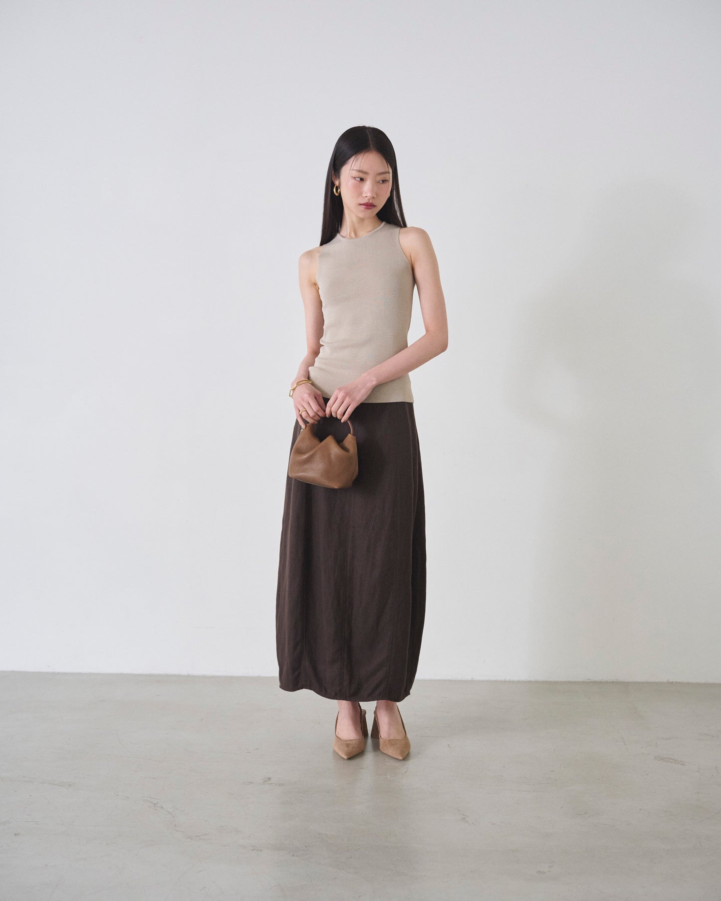 ishi クルーネックスリーブレスニット