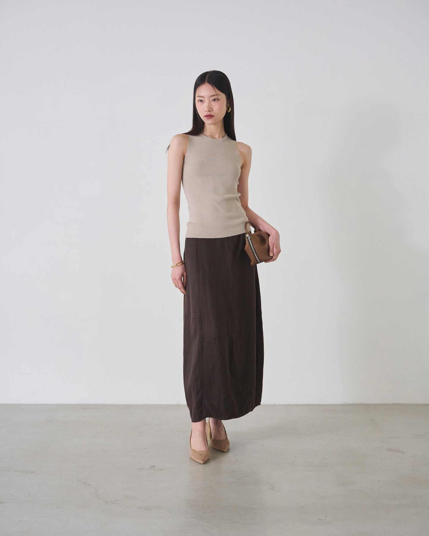 ishi クルーネックスリーブレスニット