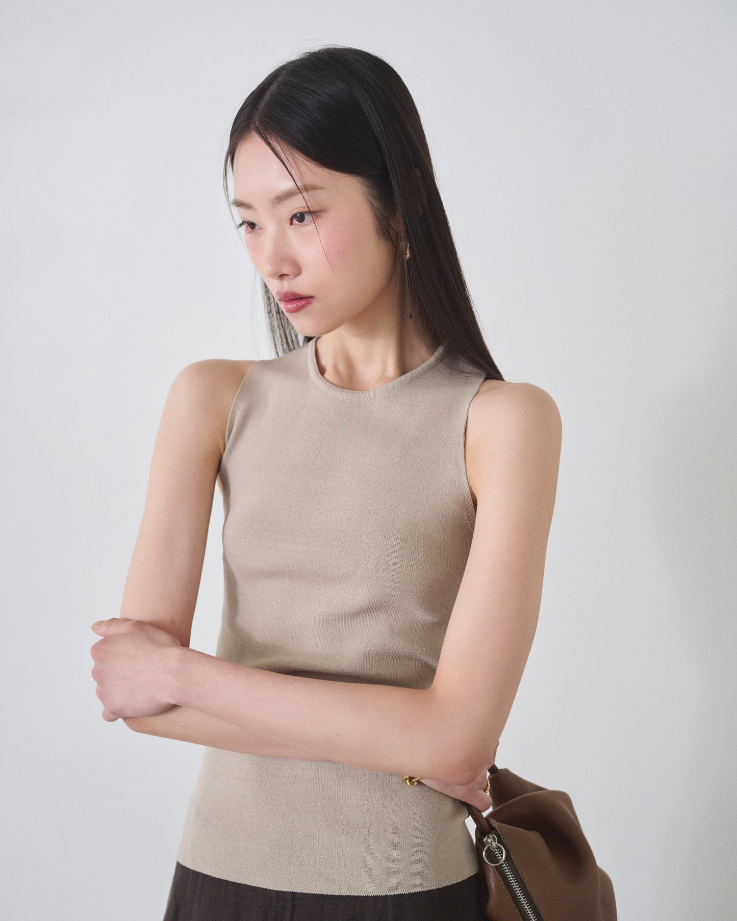 ishi クルーネックスリーブレスニット