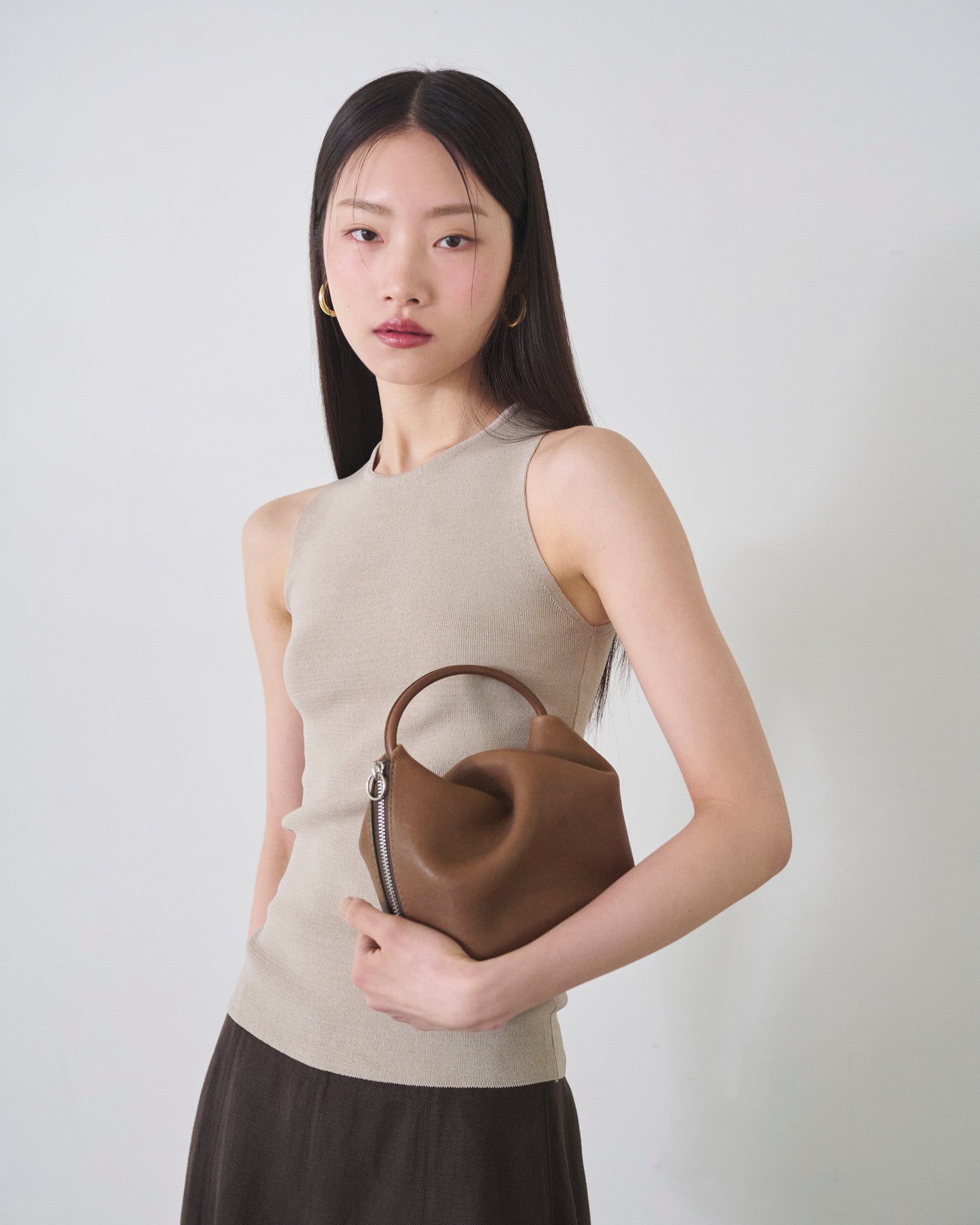 ishi クルーネックスリーブレスニット