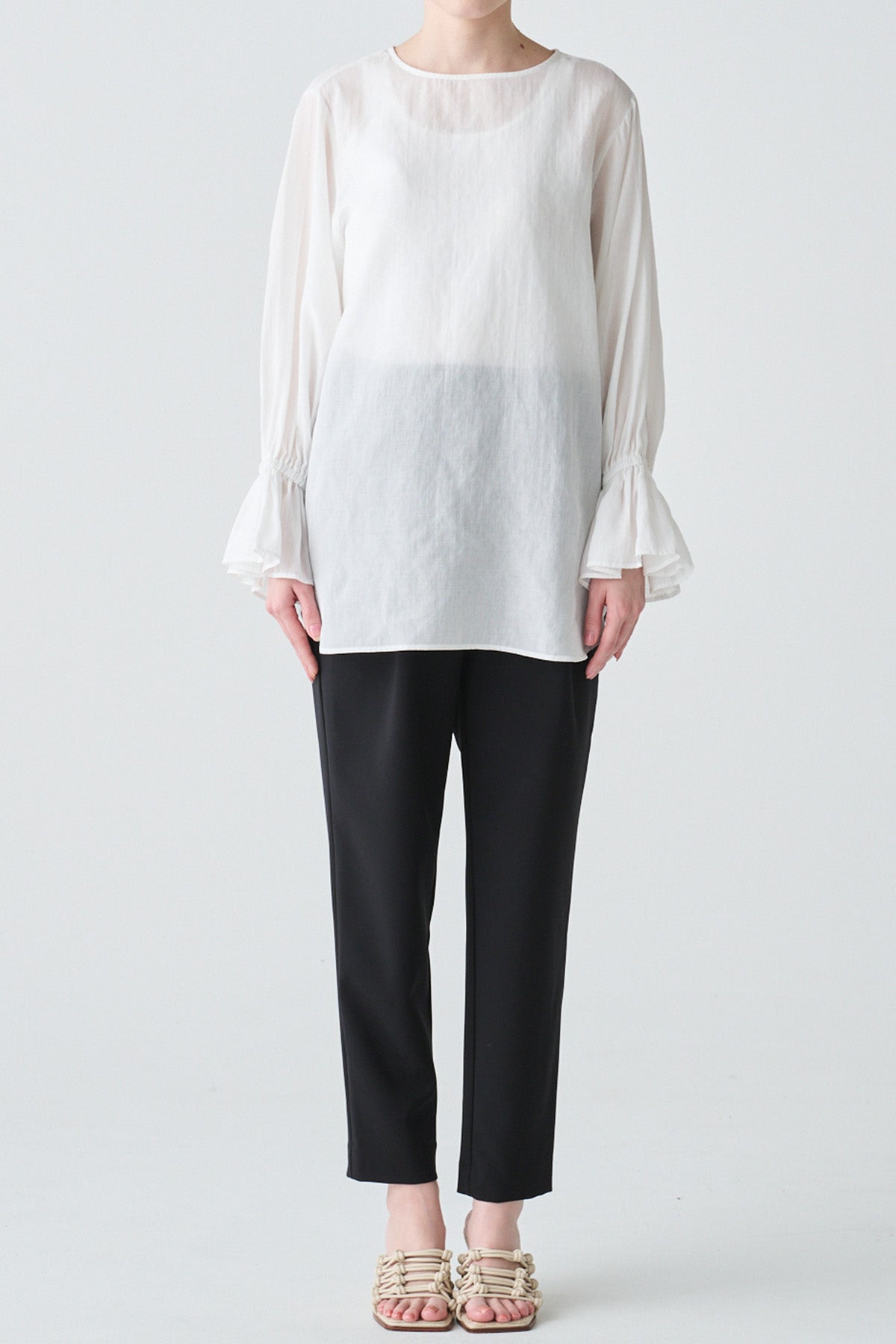 ストレッチタックテーパードパンツ