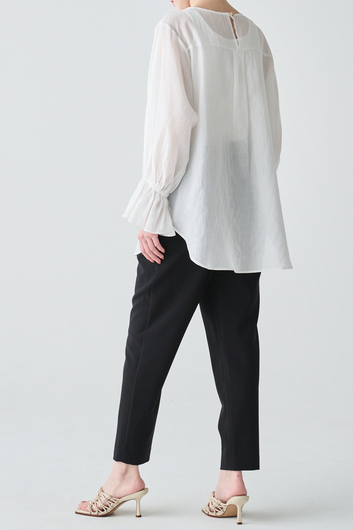 ストレッチタックテーパードパンツ