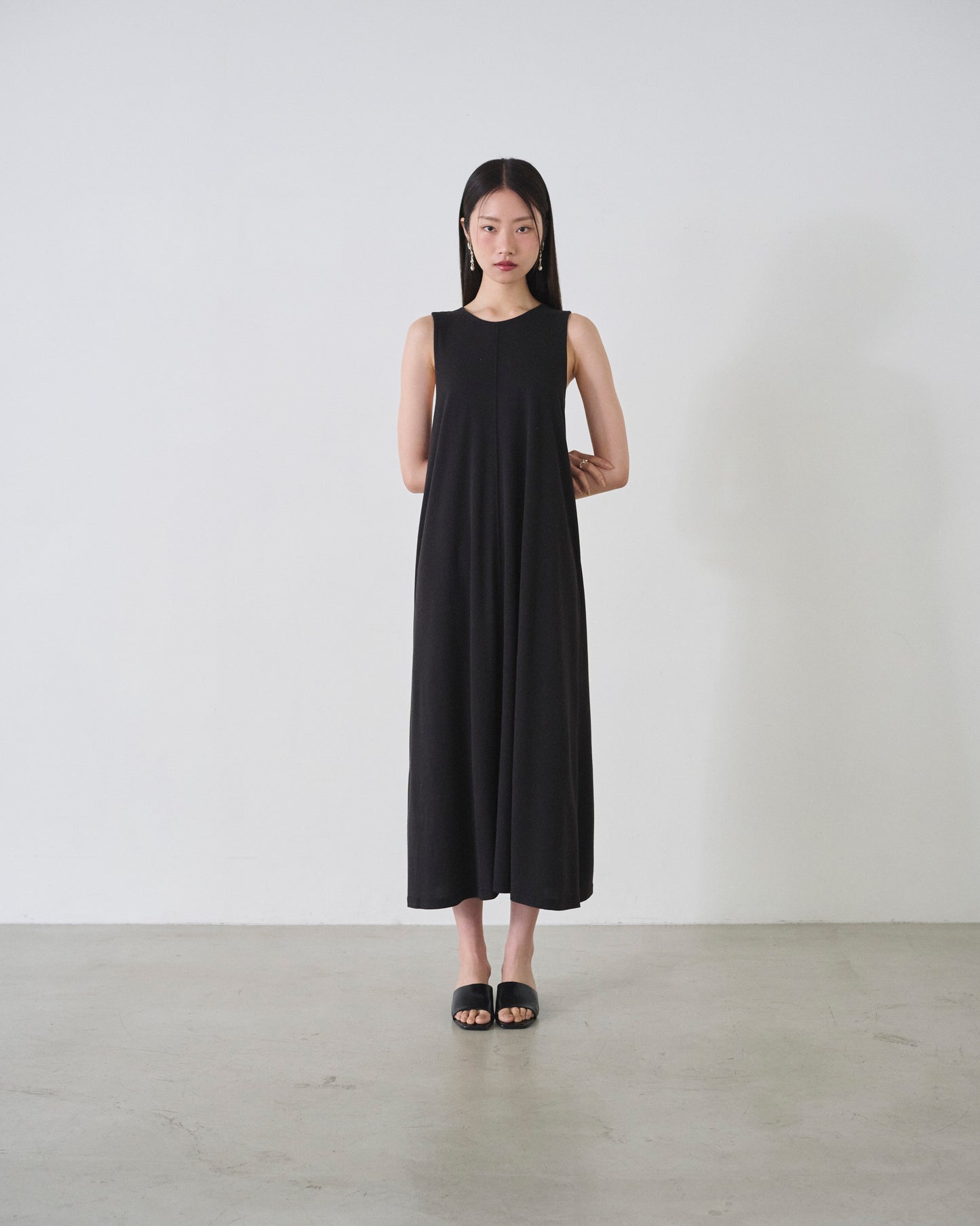 ishi バッククロススリーブレスワンピース