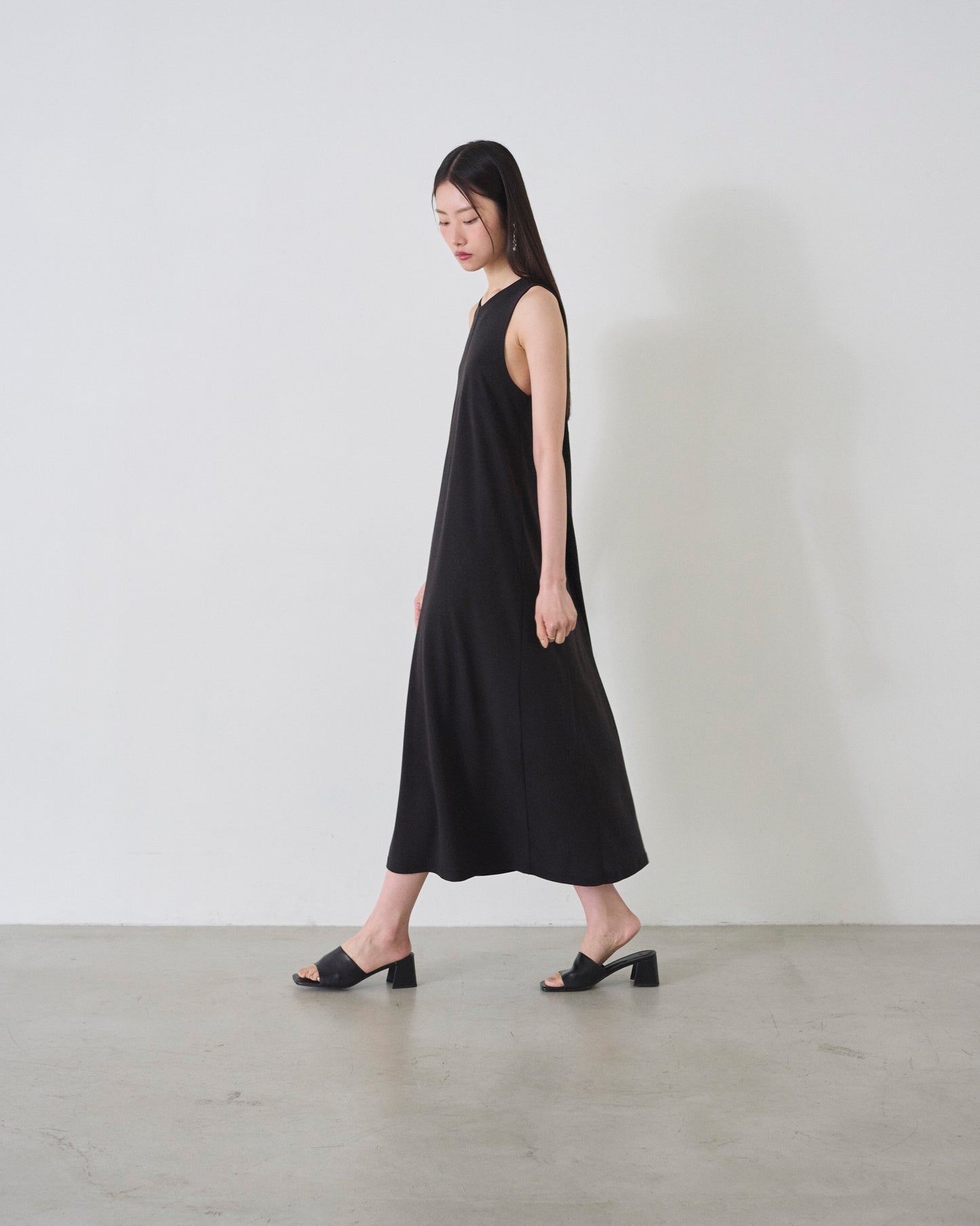 ishi バッククロススリーブレスワンピース