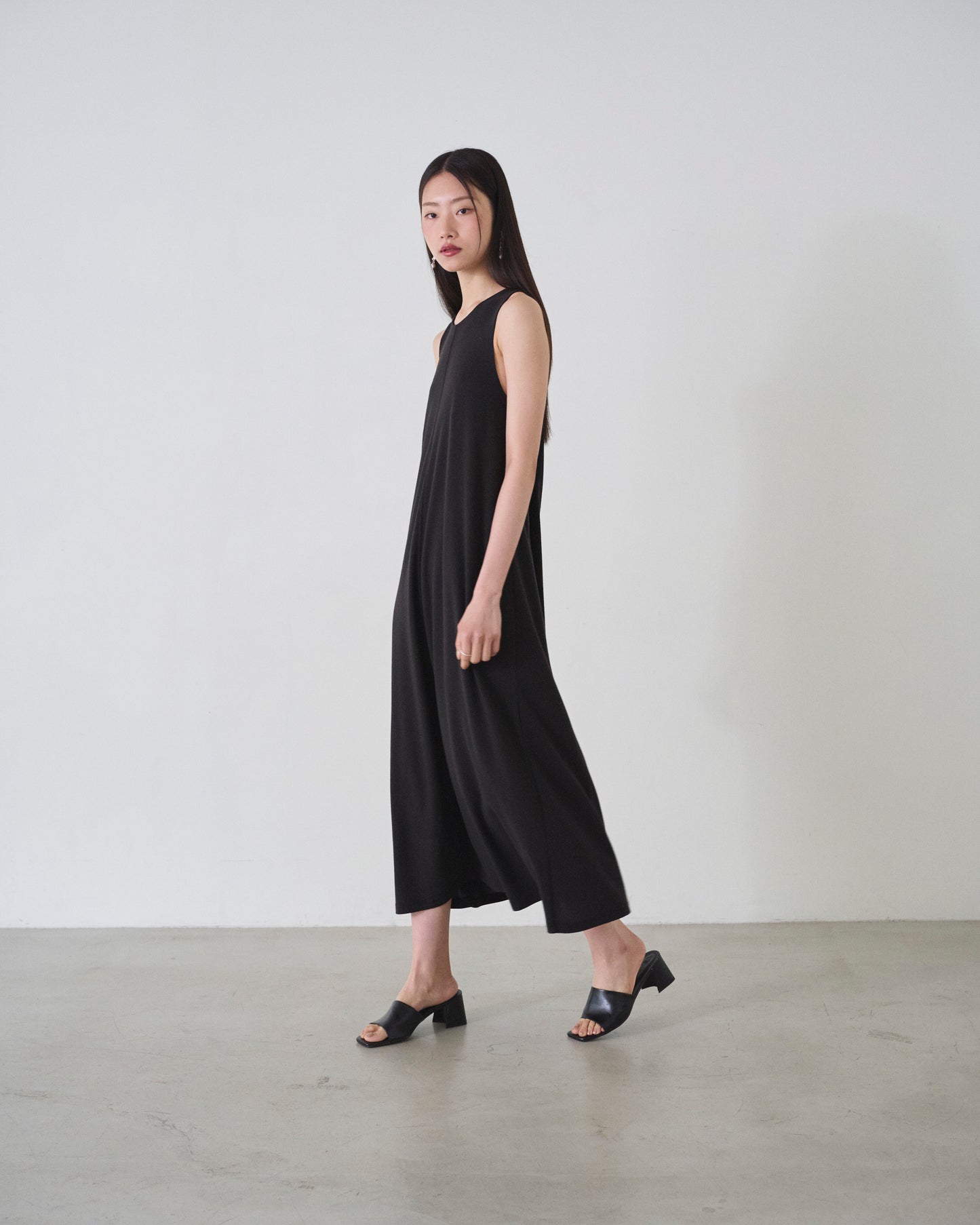 ishi バッククロススリーブレスワンピース