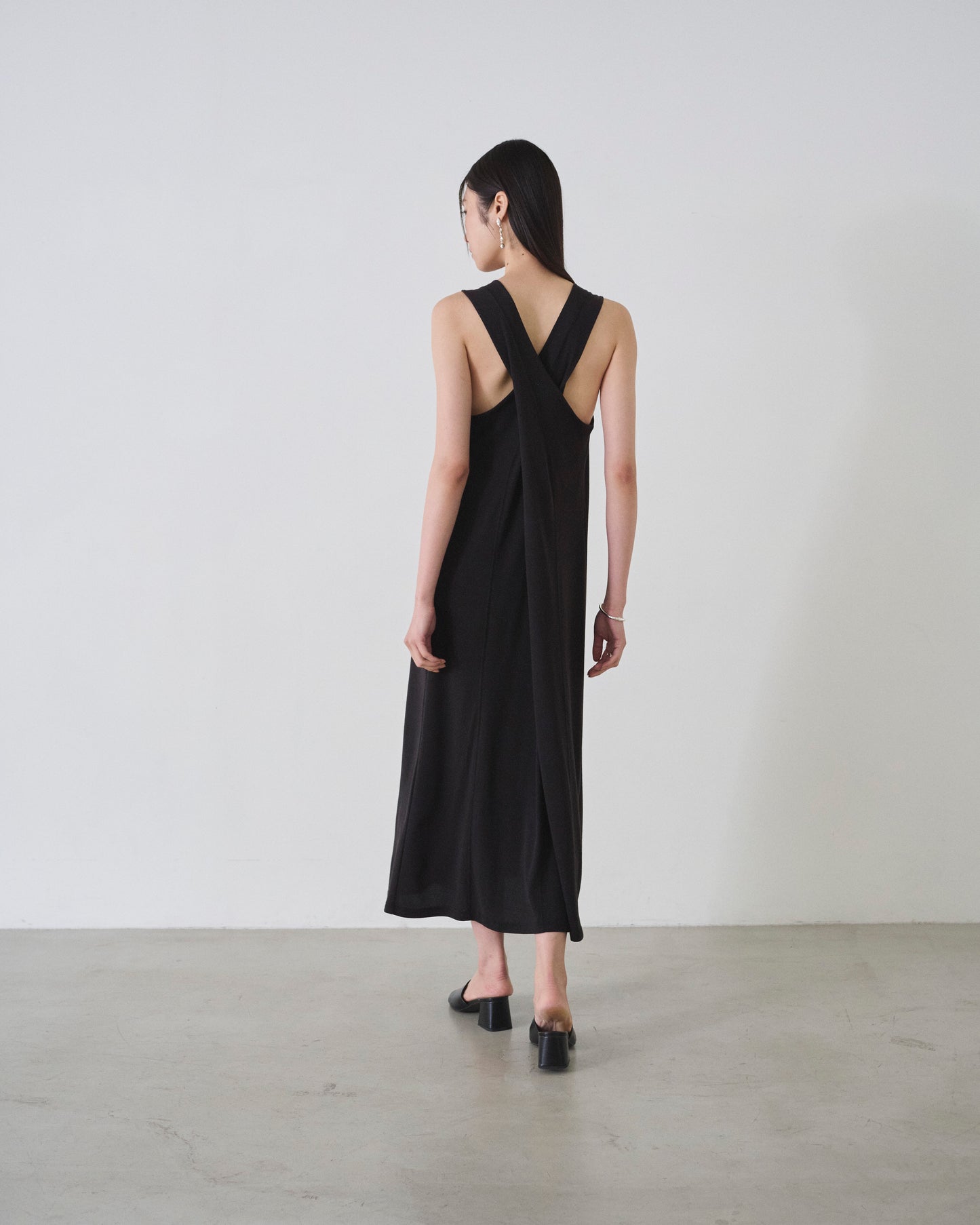 ishi バッククロススリーブレスワンピース