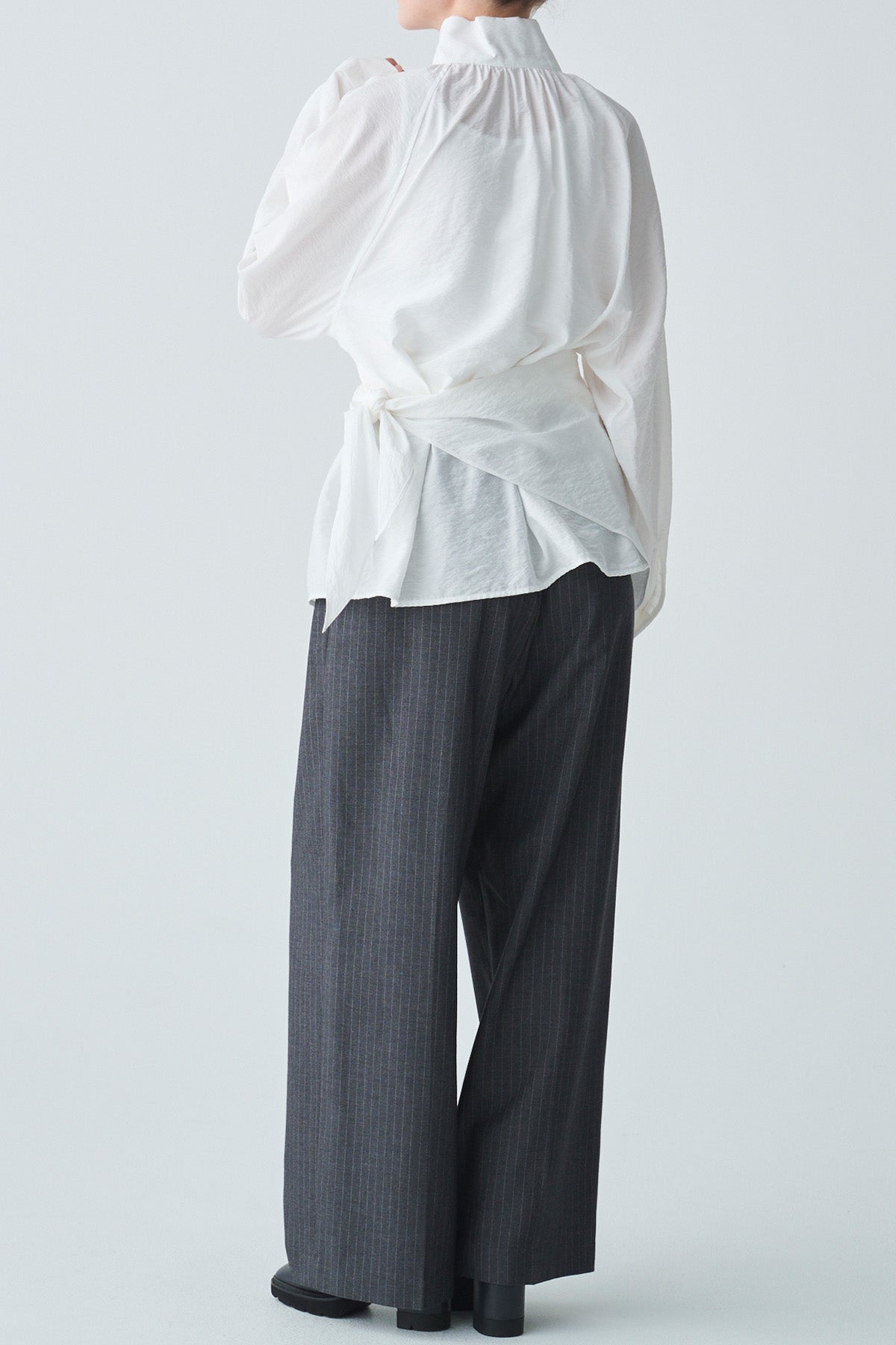 ishi ストール付ハイネックブラウス