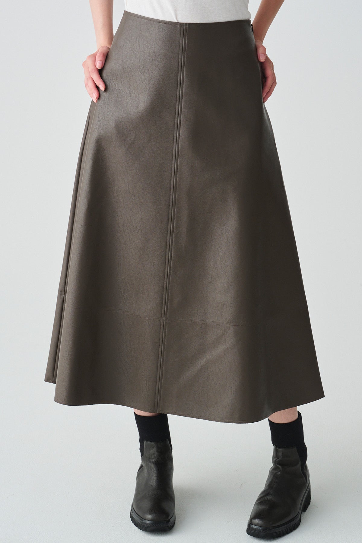 フェイクレザーセミフレアスカート