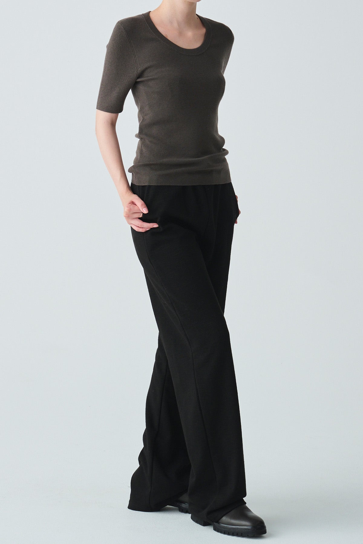 ishi ウール混スクープネックニット