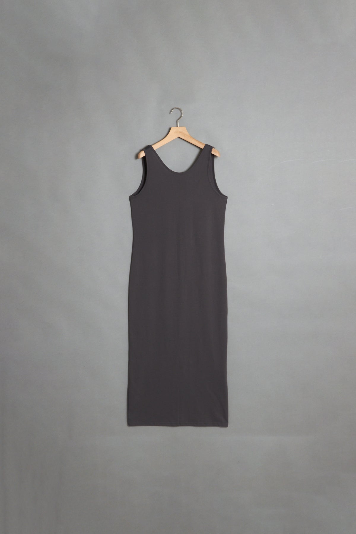 ishi Uバックネックスリーブレスワンピース