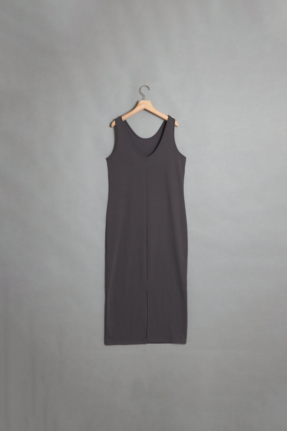 ishi Uバックネックスリーブレスワンピース
