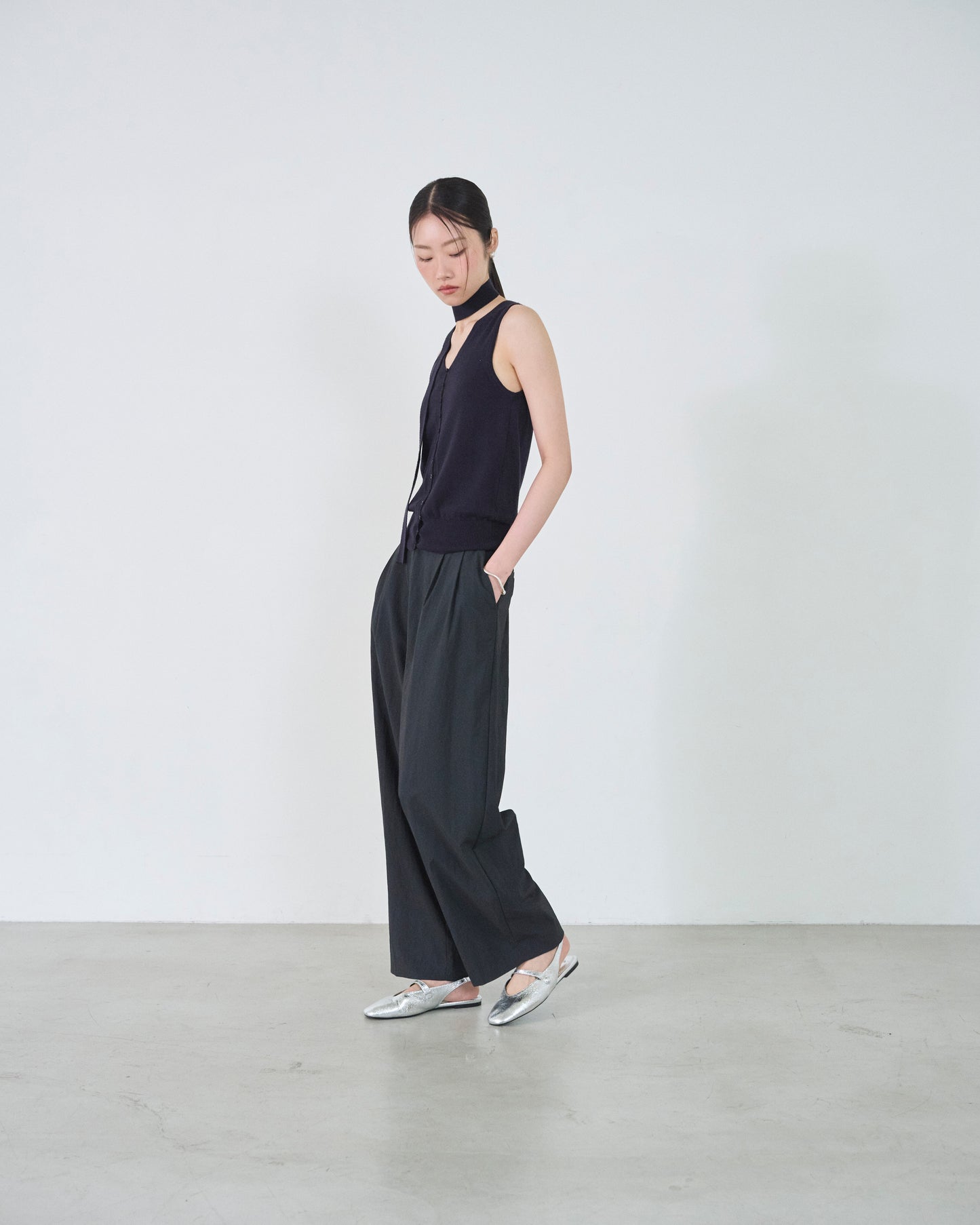 ishi リボンベルト付Vネックベストライクニット