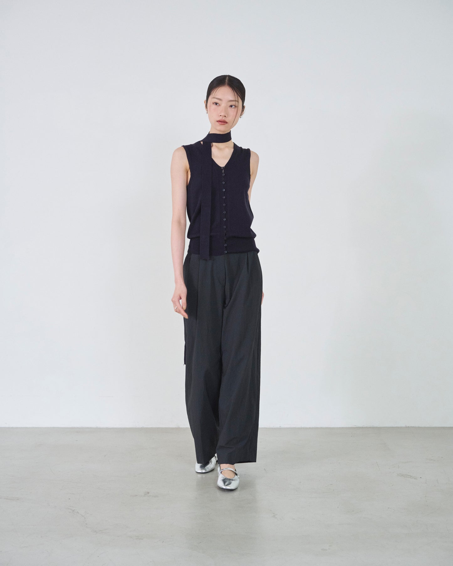 ishi リボンベルト付Vネックベストライクニット