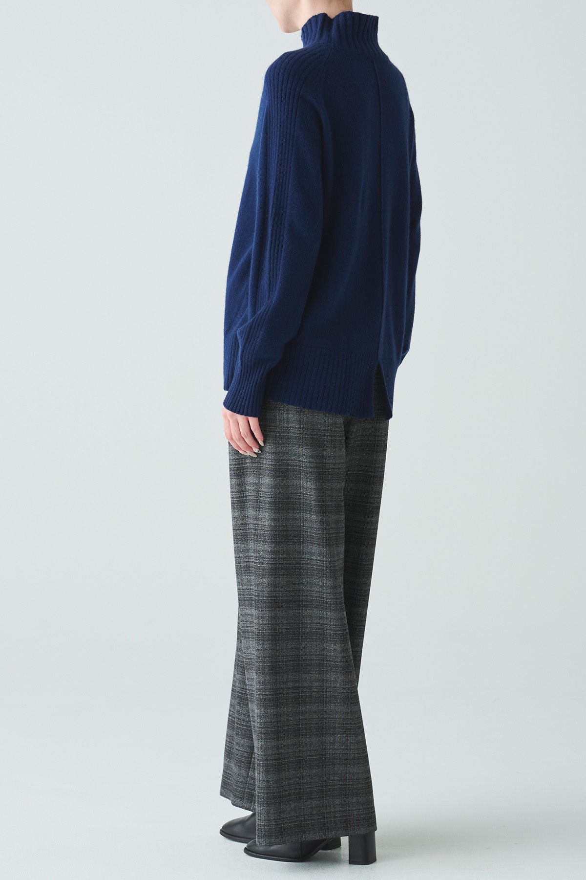カシミヤハイネックバックスリットニット