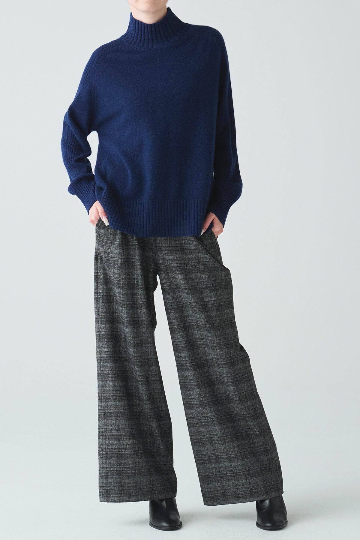 カシミヤハイネックバックスリットニット