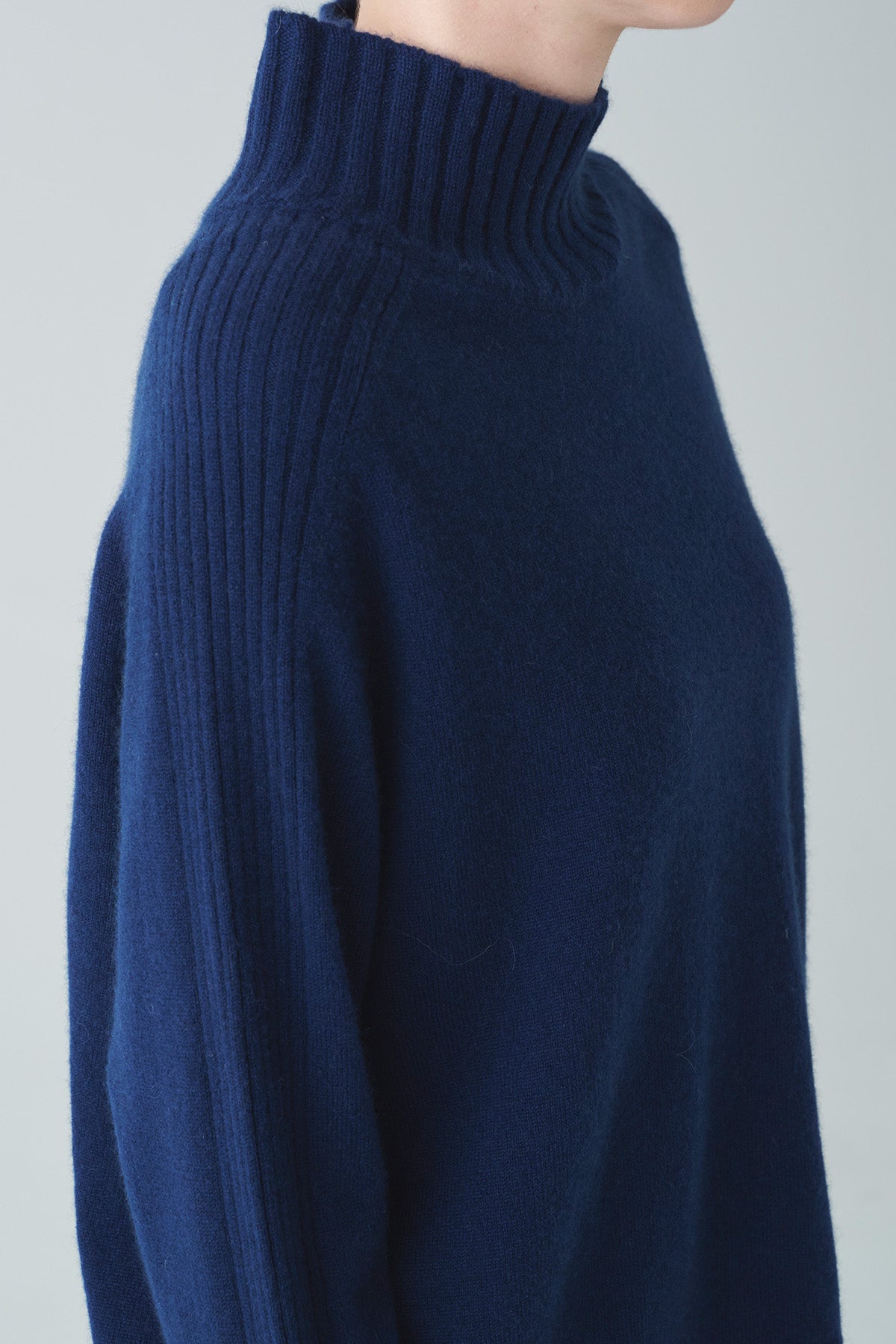 カシミヤハイネックバックスリットニット