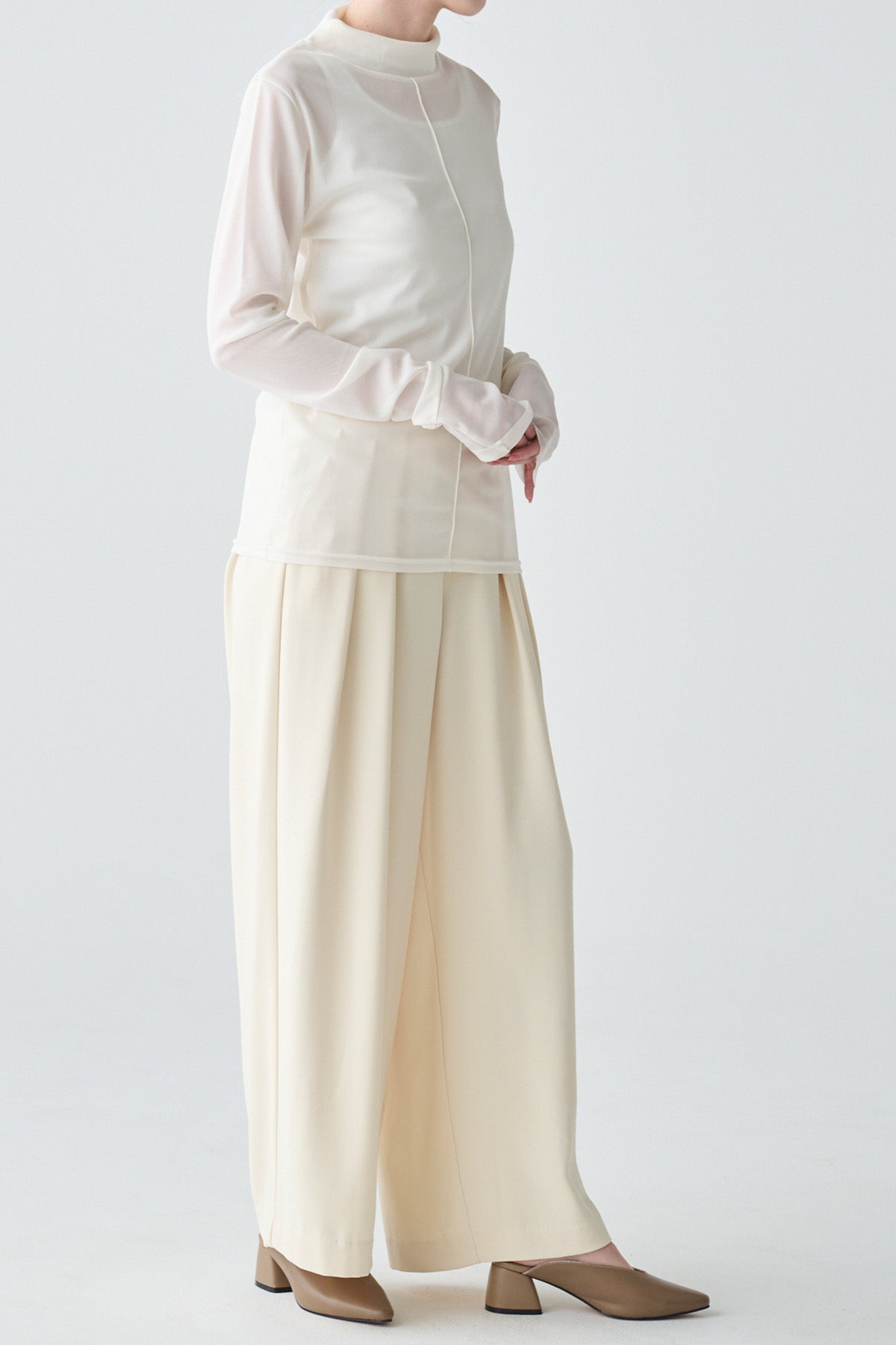 ハイネックメッシュプルオーバー