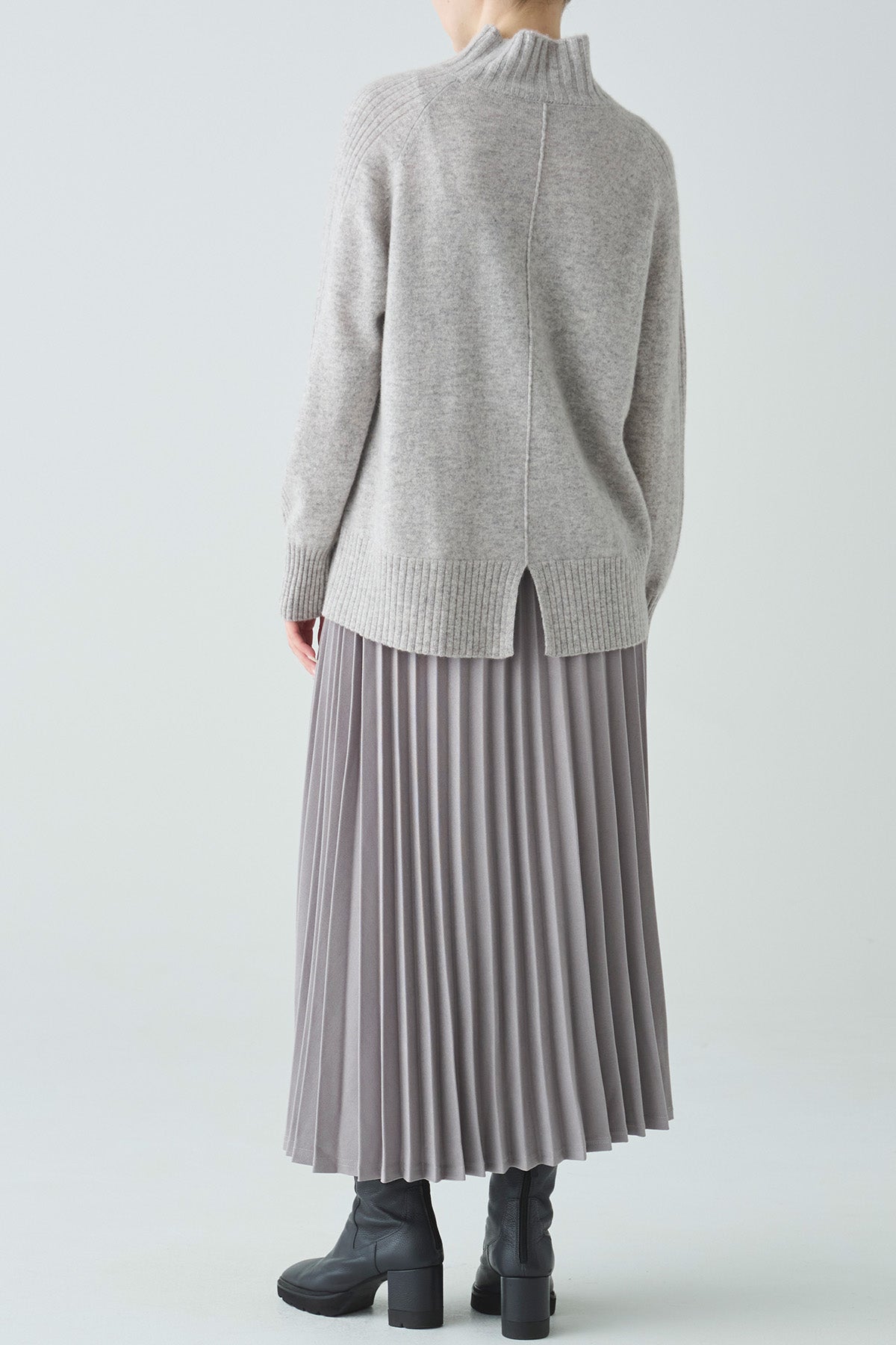 カシミヤハイネックバックスリットニット