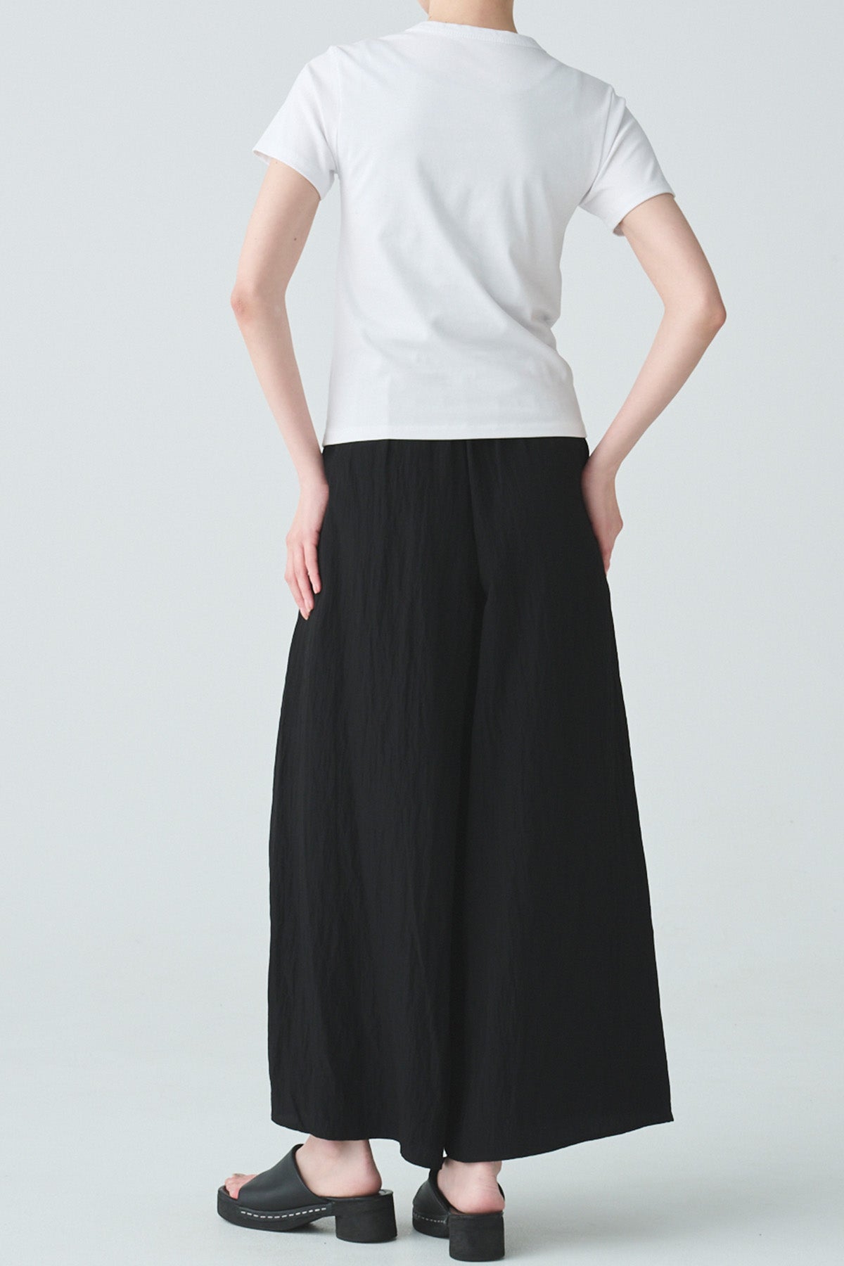 ishi クルーネックコンパクトカットソー