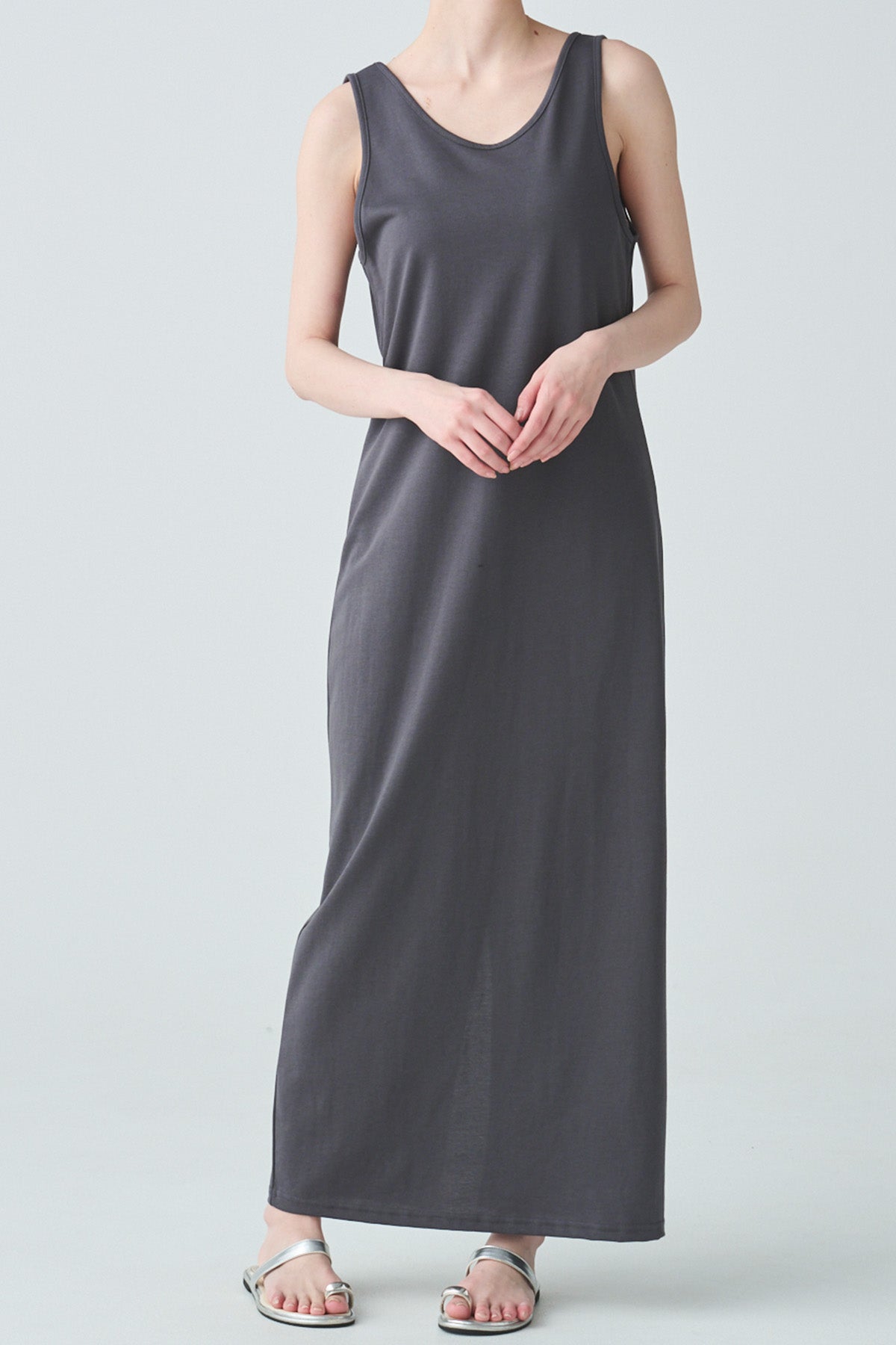 ishi Uバックネックスリーブレスワンピース