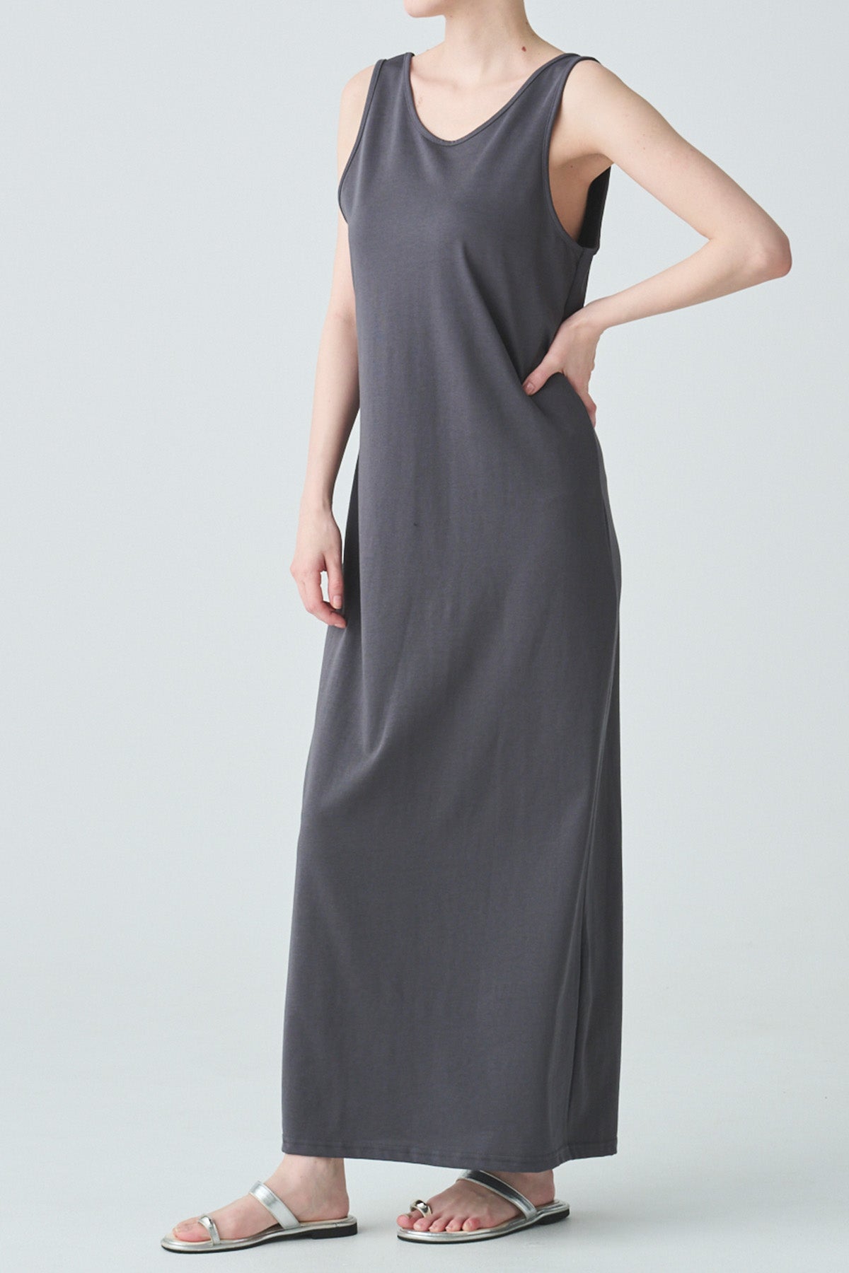 ishi Uバックネックスリーブレスワンピース