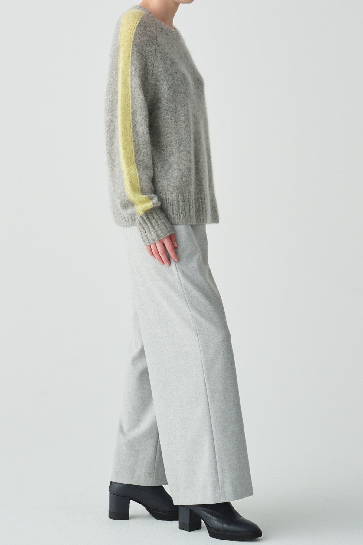 スリーブラインアクセントヤクニット