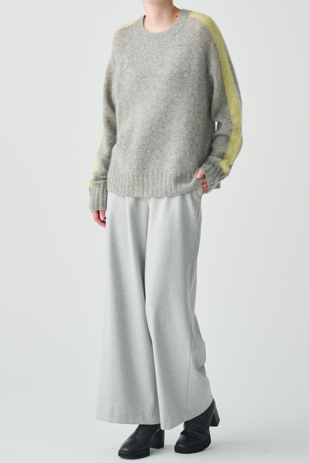 スリーブラインアクセントヤクニット