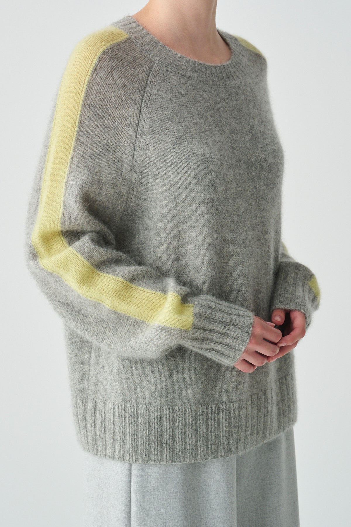 スリーブラインアクセントヤクニット