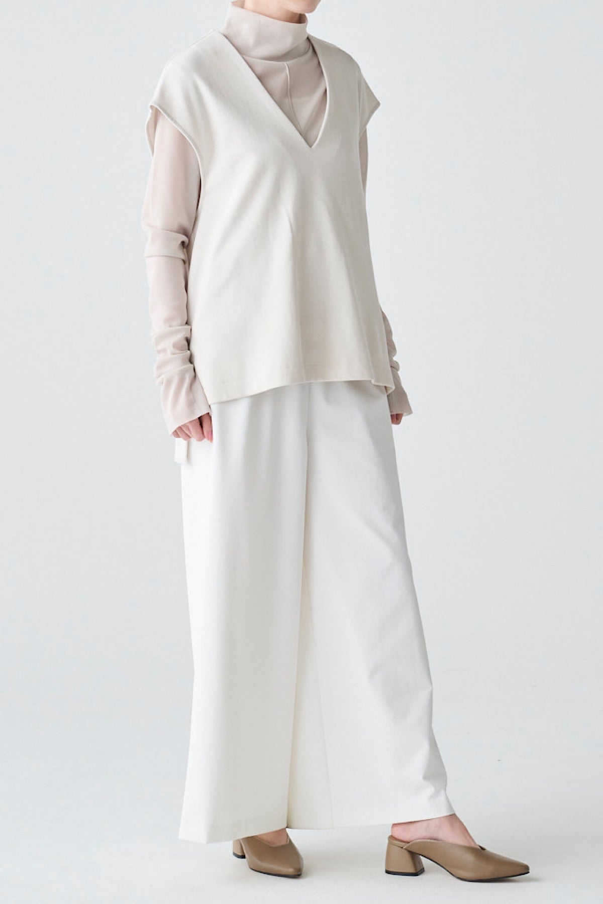 Vネックエアリーベスト