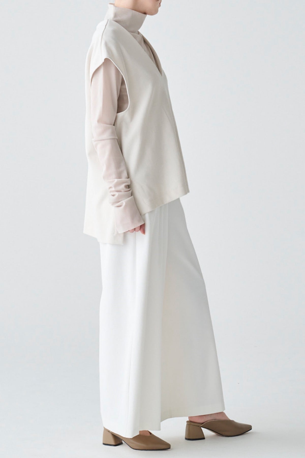 Vネックエアリーベスト