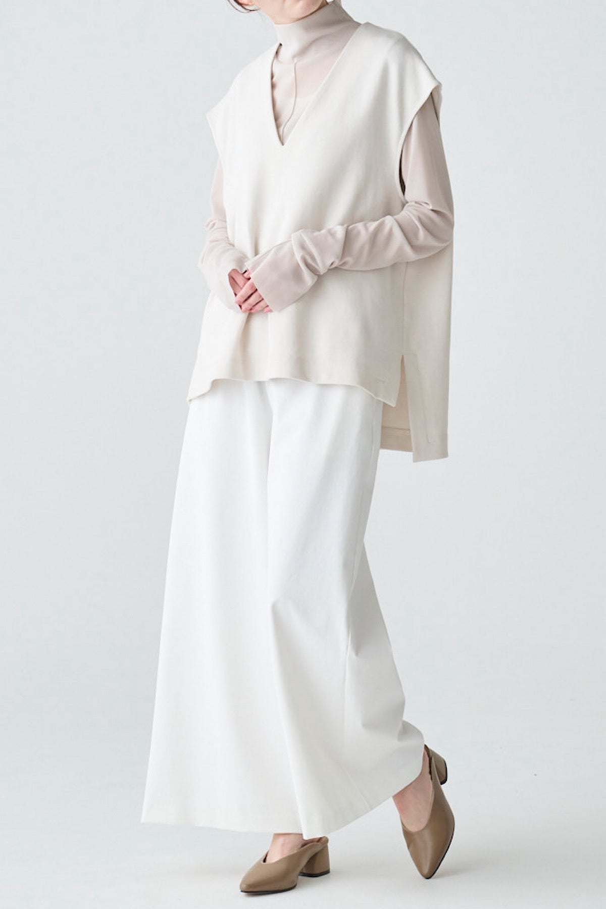 Vネックエアリーベスト