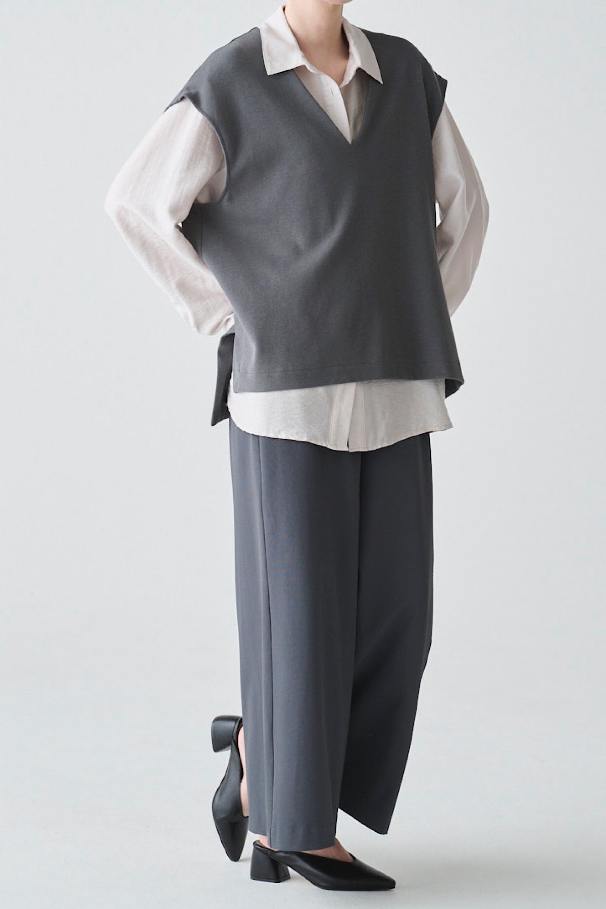 Vネックエアリーベスト