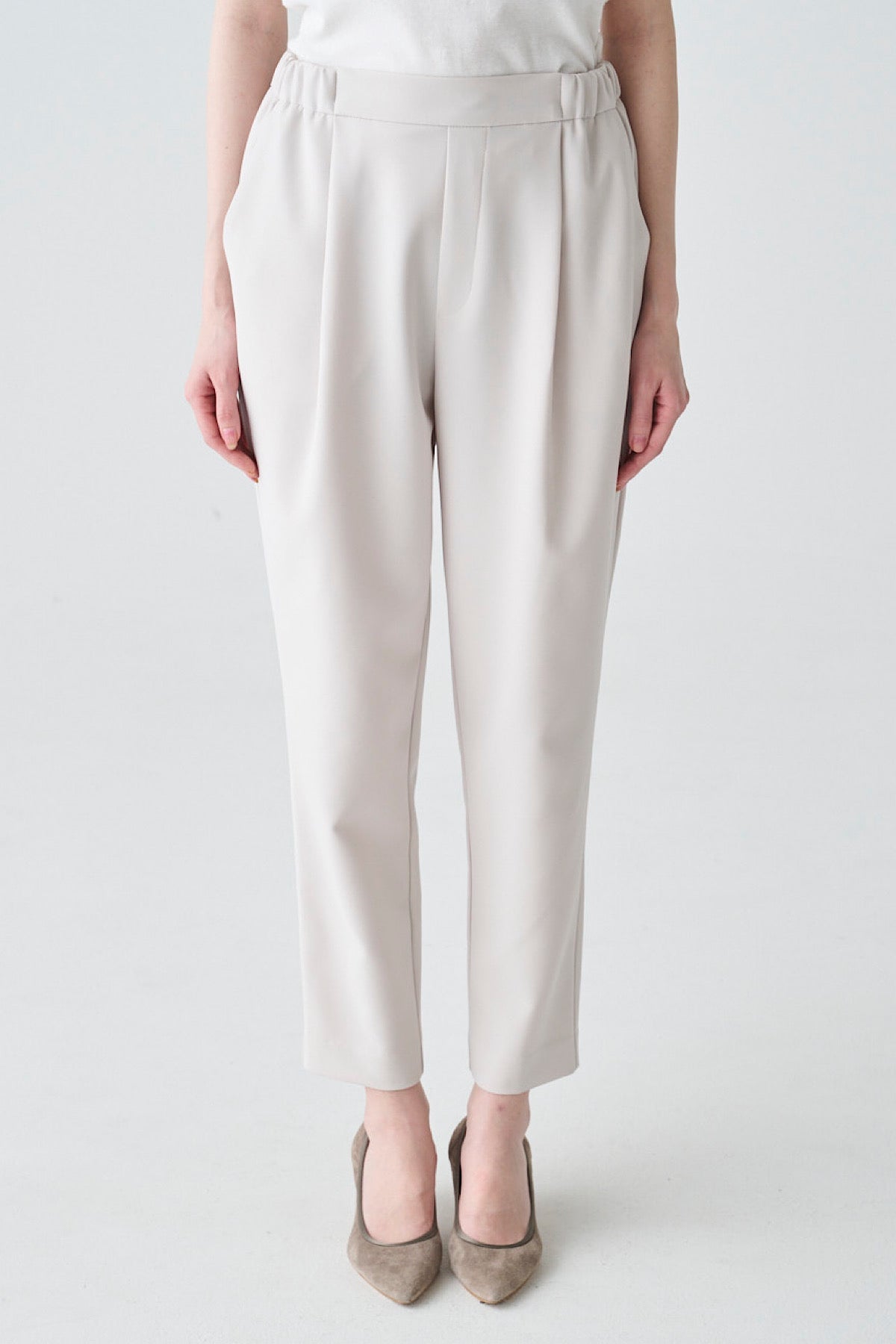 ストレッチタックテーパードパンツ