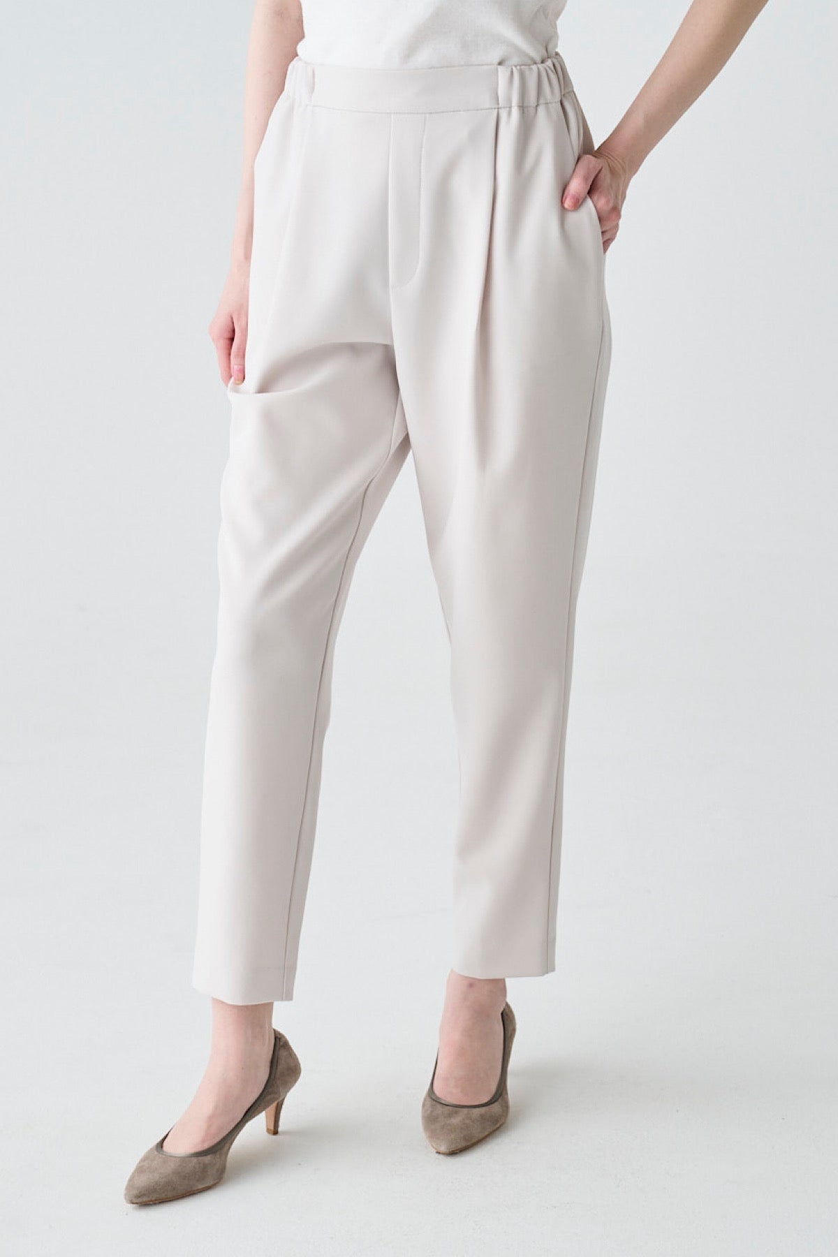 ストレッチタックテーパードパンツ